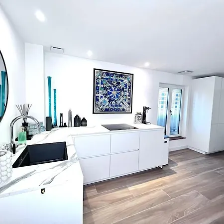 Appt De 85m2, Pour 4 Personnes Avec Clim, Terrasse, Et Parking Sous Terrain *