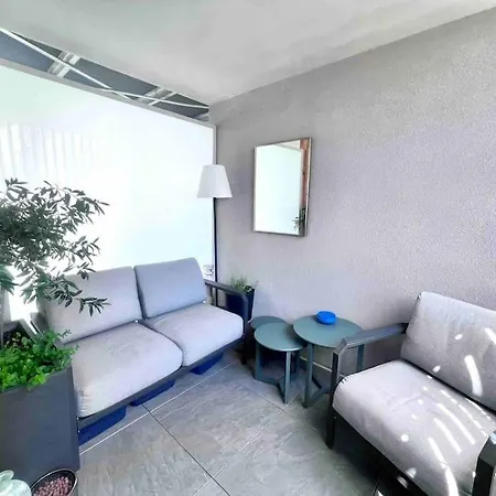 Appt De 85m2, Pour 4 Personnes Avec Clim, Terrasse, Et Parking Sous Terrain *
